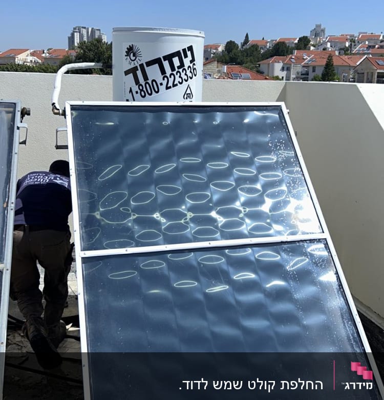 דוד שמש עם קולטים על גג